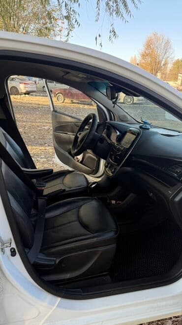дешовая машина: Chevrolet Spark: 2015 г., 1 л, Автомат, Бензин, Хэтчбэк — 6