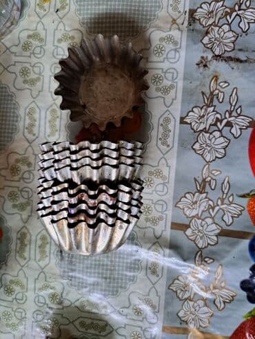 кухонный разделочный стол: Продаю посуду разную. Тарелки по 80 сом пялушки по 40 сом термос — 11