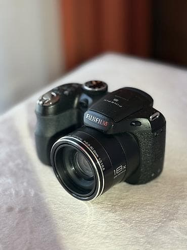 Fujifilm FinePix S – универсальная суперзум-камера с большим хватом и