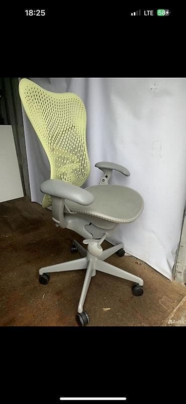 Офисные кресла: Эргономичное компьютерное кресло с сетчатой спинкой Herman Miller — 2