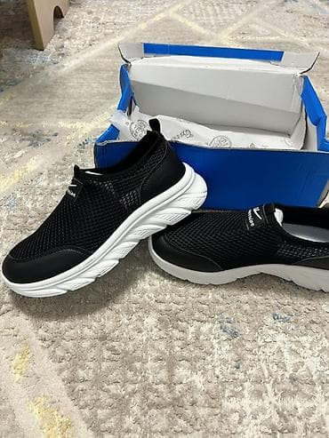 Продаются кроссовки абсолютно новые с этикеткой, заказывали из Китая