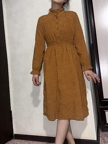 Платье миди карамельно‑коричневого цвета с длинными рукавами. Ткань