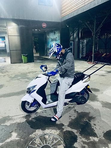 sprinter 516: Скутер 50–150 см³ спортивного стиля (белый) - Агрессивный дизайн — 2