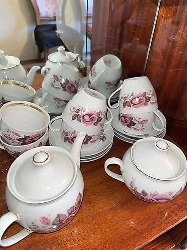 Фарфоровый чайный сервиз с розовым цветочным декором и золотистым at lalafo.kg Фарфоровый чайный сервиз с розовым цветочным декором и золотистым