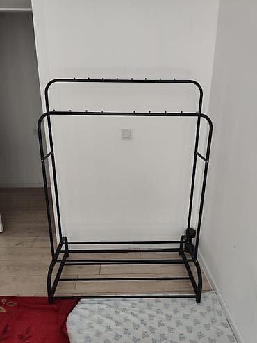 Металлическая напольная вешалка-стойка для одежды с полками -