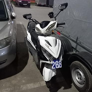 формула 1: Скутер/мопед GT-R, бело‑чёрный, спортивный дизайн кузова. Особенности — 1