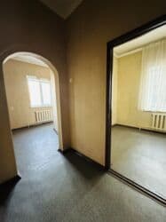 долгосрочная аренда дома: 700 м², 11 комнат, Забор, огорожен, Бассейн, Парковка — 14