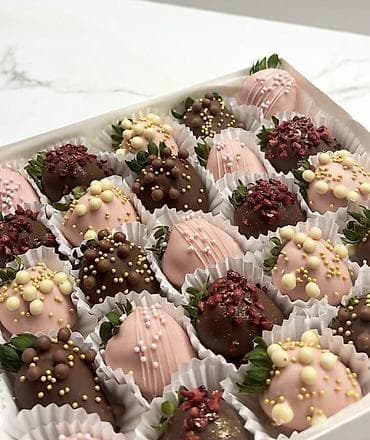 Клубника в бельгийском шоколаде — наборы ассорти - Свежая крупная at lalafo.kg Клубника в бельгийском шоколаде — наборы ассорти - Свежая крупная