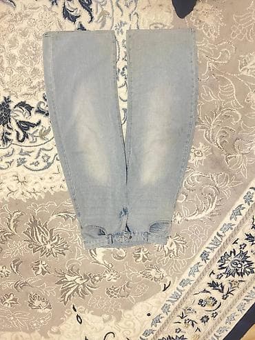 белая куртка оверсайз: Широкие джинсы светло-голубого цвета - Фасон: прямые/широкие штанины — 3