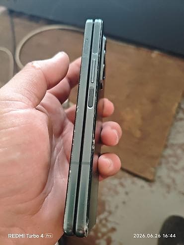 экран: Samsung Galaxy Z Fold 3, Б/у, 256 ГБ, цвет - Черный, 1 SIM, eSIM — 4