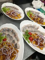 требуется музыкант в кафе: Повар Холодный цех. Больше 6 лет опыта — 8