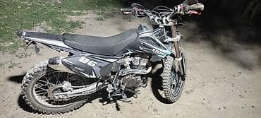 250 кубов: Эндуро/кросс мотоцикл SYCMCC 250 (надписи на пластике: “SYCMCC” — 1