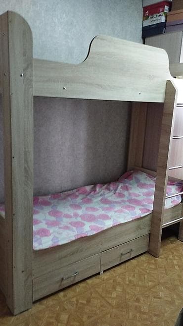 Мебель: Двухъярусная кровать из ЛДСП в светлом древесном декоре. - Два — 2