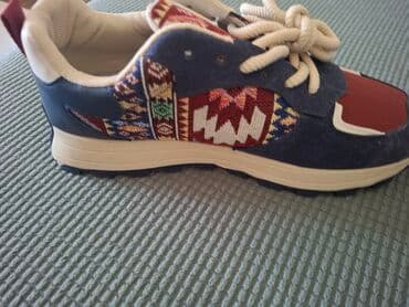 Кроссовки унисекс с ярким этническим узором и контрастными вставками