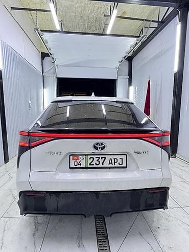 батарея гибрид: Toyota bZ4X: 2023 г., Электромобиль, Кроссовер — 3