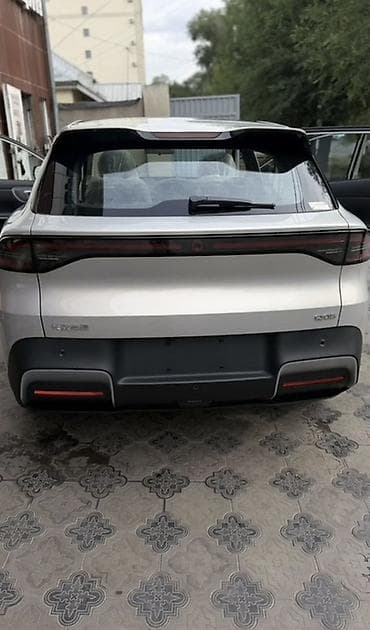 geely e5: Электромобиль кроссовер (серебристый кузов) Основные особенности: - — 4