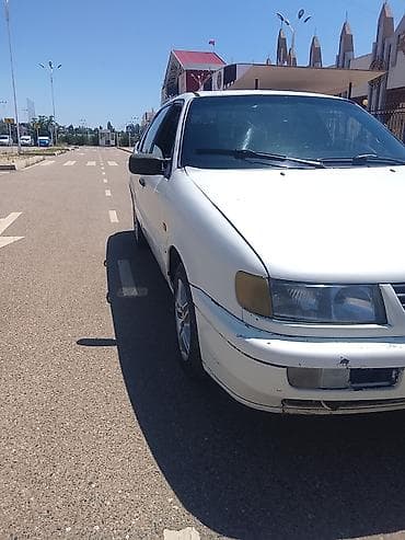 Унаа сатуу: Volkswagen Passat: 1994 г., 1.8 л, Кол менен иштөөчү, Бензин, Седан — 2