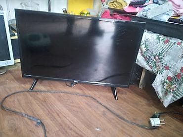 Телевизор TCL с плоским LED‑экраном, диагональ ориентировочно 32–40"