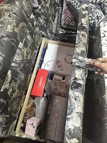 шахматный стол: Кухонный уголок с обеденным столом и системой хранения. - — 2