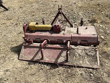 мтз передний мост: Трактор колесный, кабина закрытая, красно‑бежевого цвета. Основные — 4