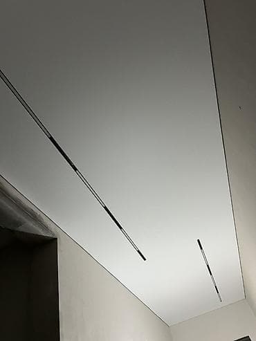 iphone hr: Натяжные потолки с теневым примыканием и встроенными линейными — 1