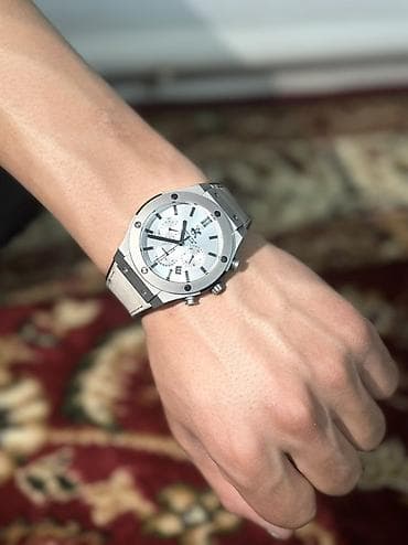 Мужские наручные часы в современном спортивно-классическом стиле