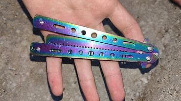 Аксессуары: Расческа-бабочка (balisong comb), радужное анодированное покрытие. - — 2