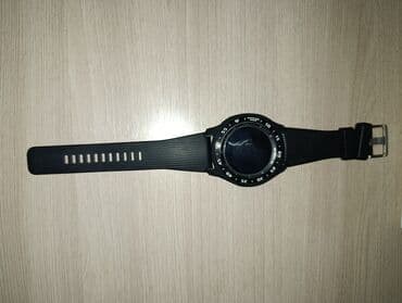 Умные часы с круглым сенсорным экраном и черным спортивным ремешком