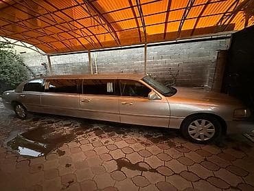 хай лимузин: Лимузин Lincoln Town Car Stretch, серебристый цвет. Ключевые — 6