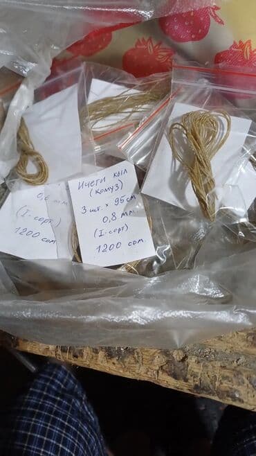 Гитары: Оруктон жасалган комуздар жана кылкыяктар сатылат, уста озу комузчу — 12