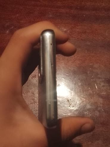 Смартфон с металлической рамкой и верхним торцом с микрофоном at lalafo.kg Смартфон с металлической рамкой и верхним торцом с микрофоном