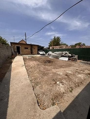Продажа домов: 🏡 **Небольшой дом в Бишкеке (Маевка) с баней** ✨ 2 комнаты 50м2 🌿 — 2