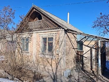 кызыл таш: Продаётся кирпичный частный дом с мансардным этажом. - Материал стен — 1