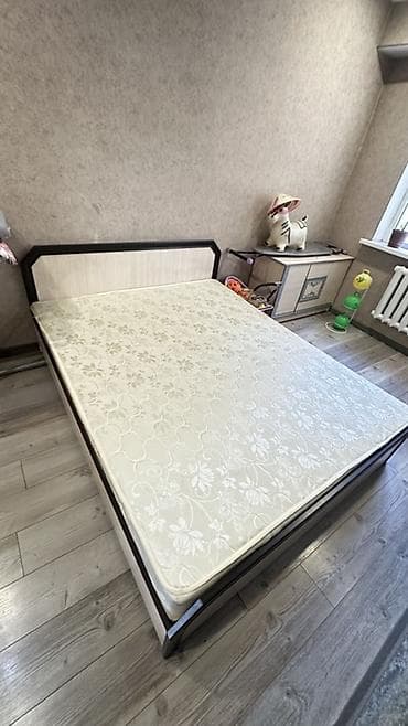 двуспальный кровать: Двуспальная кровать с матрасом. - Размер: приблизительно 160×200 см — 2