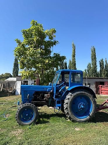 муравей с кабинкой: Трактор колёсный, с кабиной, сине‑голубой окрас. Основные — 2