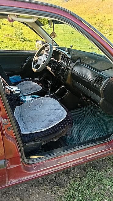 Транспорт: Volkswagen Vento: 1994 г., 1.8 л, Механика, Бензин, Седан — 4