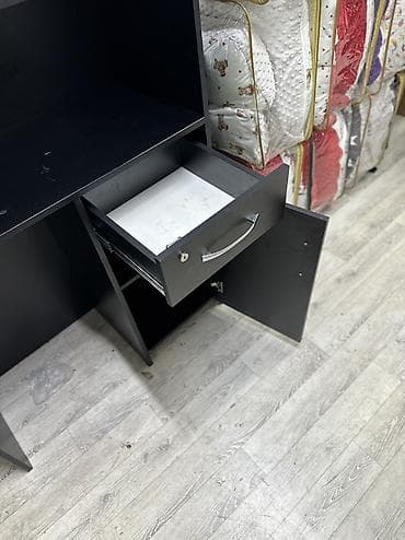 Для кафе, ресторанов: Продаётся компактный и удобный ресепшен чёрного цвета. Отлично — 2