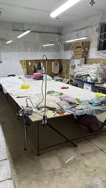 Кийим бычуучу үстөл, Колдонулган, түсү - Саргыч боз lalafo.kg да Кийим бычуучу үстөл, Колдонулган, түсү - Саргыч боз