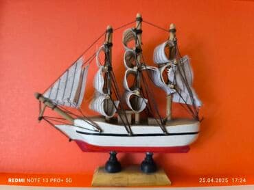 Декоративная модель парусника с белым корпусом и полосатыми парусами