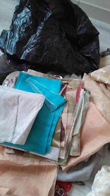 Набор разнообразных обрезков ткани, включая хлопковые и синтетические at lalafo.kg Набор разнообразных обрезков ткани, включая хлопковые и синтетические