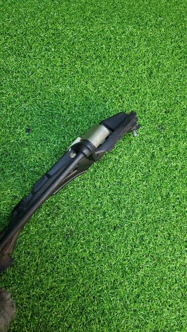 e46: Кронштейн ручки левой двери Кузов наружные элементы Оригинальный номер — 5