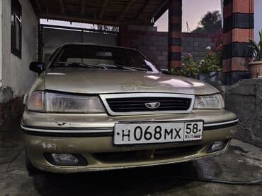 саната машина: Седан Daewoo Nexia золотистого цвета. Автомобиль оснащен четырьмя — 6