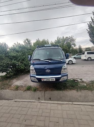 Транспорт: Hyundai Porter II — малотоннажный бортовой грузовик синего цвета — 2