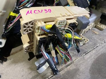 продаю дом: Петли капота Toyota, Б/у, Оригинал — 23