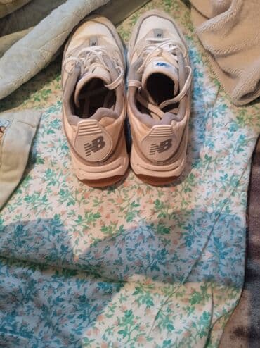 свадебные платья в бишкеке цены на прокат: Кроссовки Nike 1) Белые тренировочные кроссовки Nike: - Верх — 42