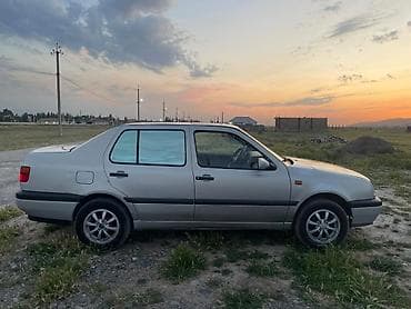 Volkswagen Vento: 1994 г., 1.6 л, Механика, Бензин, Седан