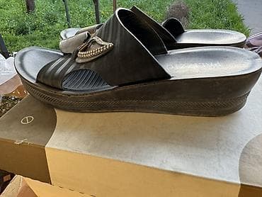 Личные вещи: Женская обувь – четыре пары 500 сом за все 1) Пляжные сабо/сланцы — 4