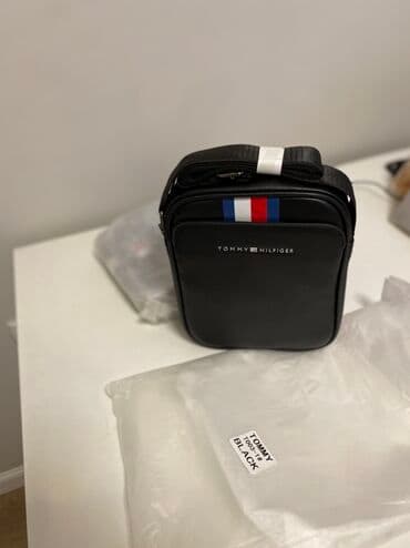 женскую дорожную сумку на колесах: Стильная сумка-мессенджер Tommy Hilfiger черного цвета с регулируемым — 2