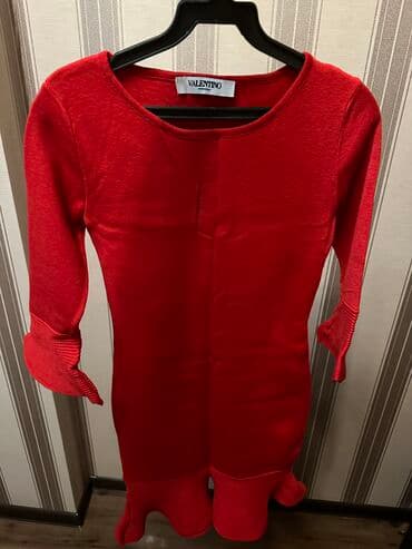 Продаю красивое,трикотажное платье Valentino,качество отличное.Сами