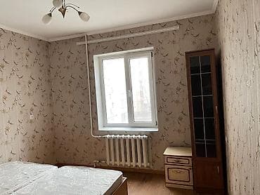 Светлая комната с окном на город. Внутри: - двуспальная кровать с — 1